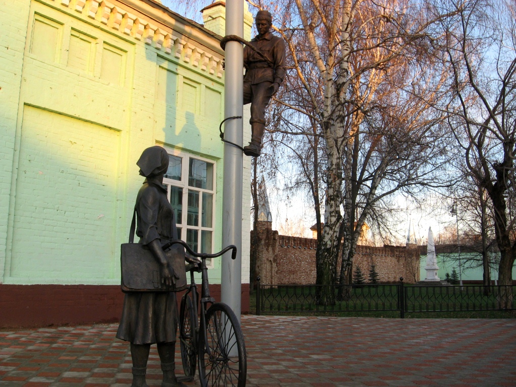 Памятник почтальону и связисту