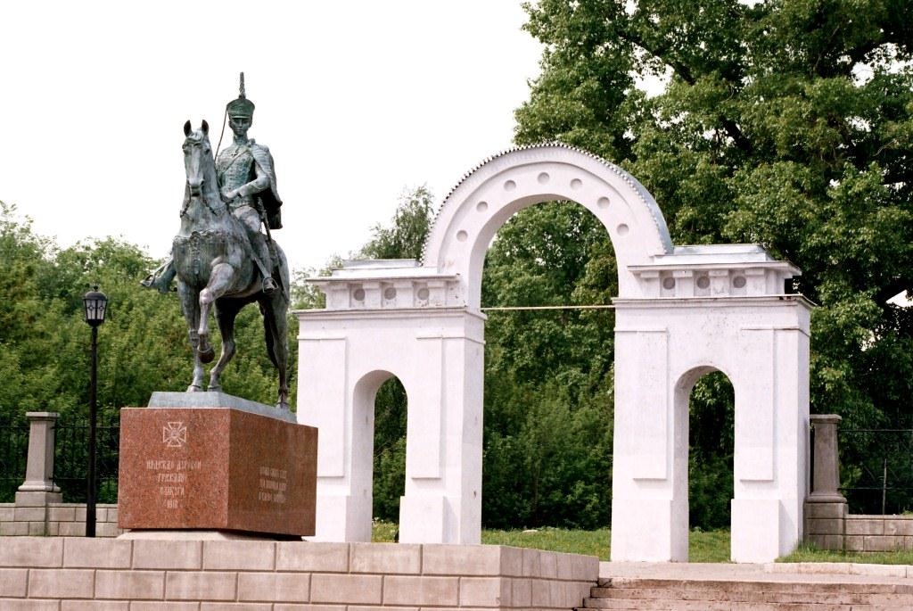 Памятник Н. Дуровой