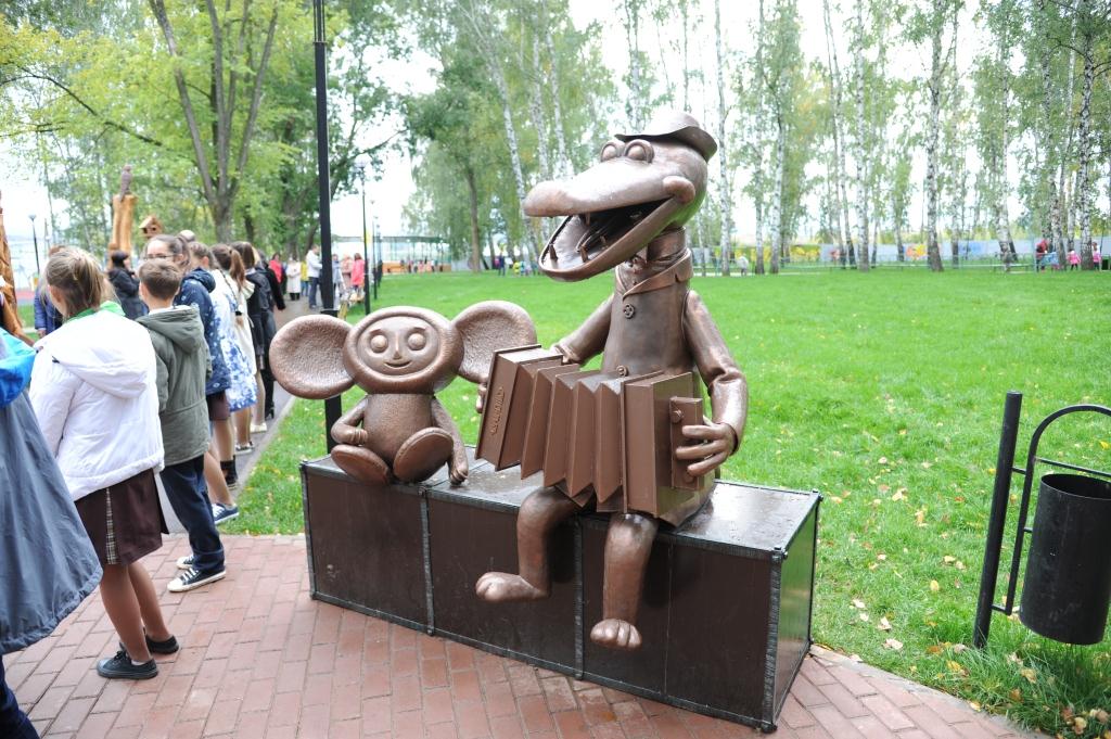 Памятник Крокодилу Гене и Чебурашке 